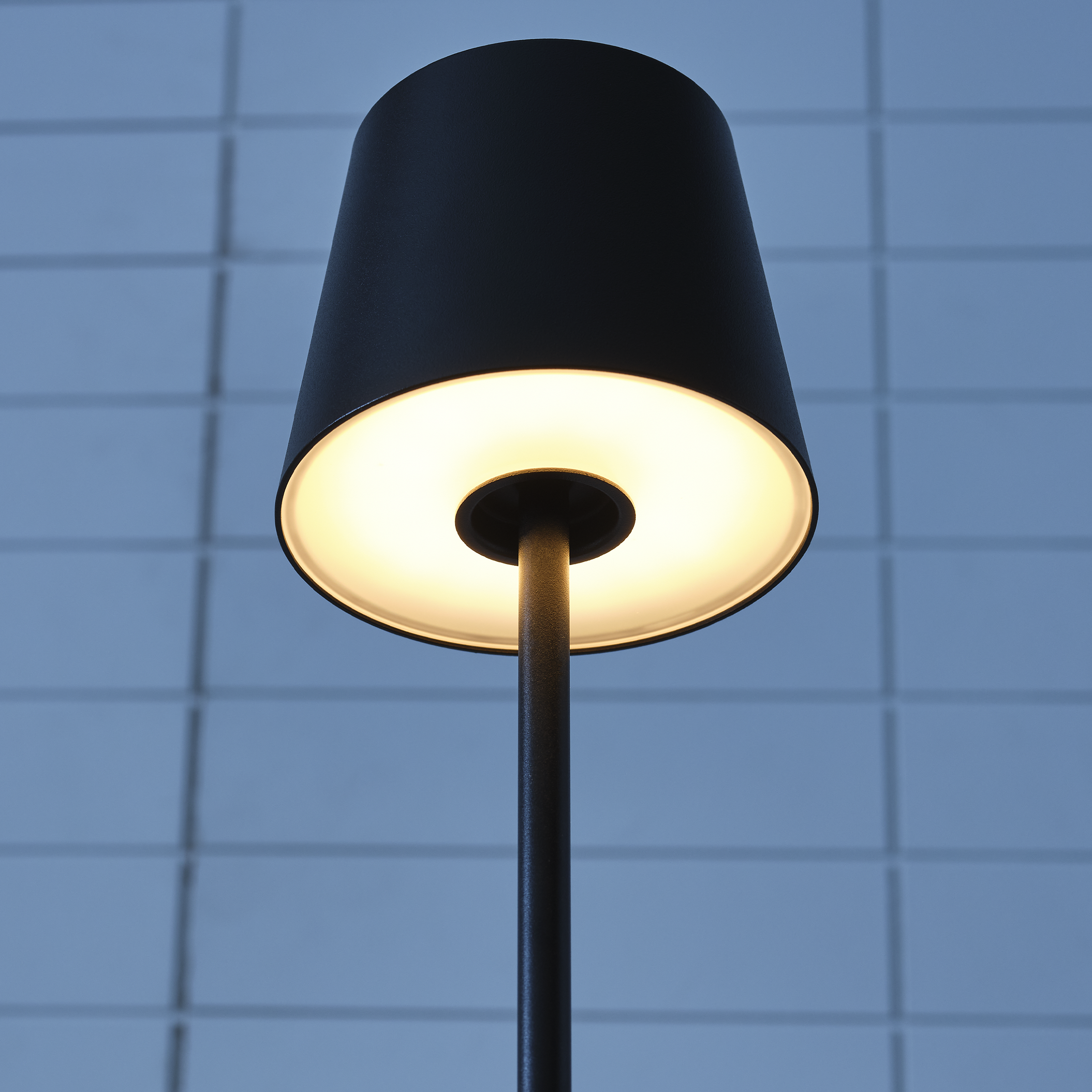 LUMiRiSE / ≠encore. Nevis Short Accent Rechargeable Table Lamp - SLTB531 | Visual Comfort