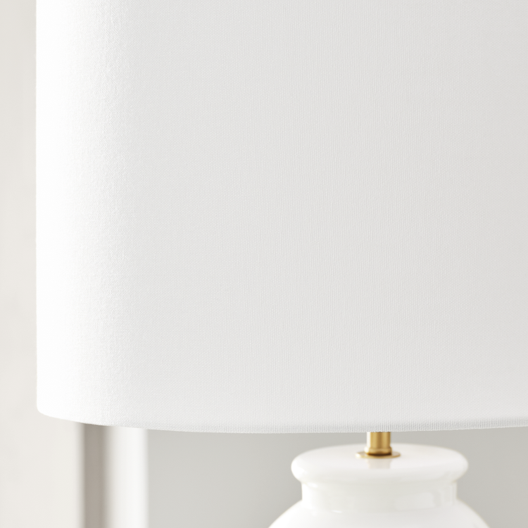 Straight On In Use Detail 1_Off